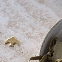Troostbedeltje zwaluw in brass