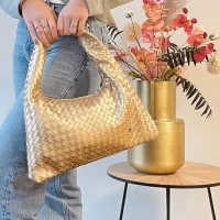 Tas, Im Dutch tas, Im Dutch, Tas voor vrouwen, Tas cadeau, tas verjaardag, Leuke tas, Tassen, Handtas, Uitgaanstas, tas voor uitgaan, Gouden tas, Bottega Veneta, Bottega tas, Mooie tas, Schoudertasje, Cadeau vrouw 20 jaar, Cadeau vrouw 30 jaar, Cadeau vrouw 40 jaar, Kado vrouw 50 jaar, Kado vrouw 60 jaar, Kado vrouw 70 jaar, Liefdescadeautje versturen, Vriendin verrassen, Cadeau voor haar, Cadeau idee vrouw, Cadeautje voor Pasen, Leuke cadeaus voor vrouwen, Cadeau voor oma, Moederdag cadeau, Cadeau voor moederdag, Kado moederdag, Paasgeschenk personeel, Paasgeschenk, Secretaressedag, Cadeautje zorgmedewerkers, Bedankje zorgpersoneel, Cadeau voor moeder. Jarig vrouw. Kado voor haar. Verjaardagscadeau vrouw. Leuke cadeautjes. Sterkte wensen. Verjaardag vriendin. Cadeautje vriendin, Valentijnsdag, Valentijnsdag voor haar, Valentijnsdag cadeau, Dag van de leraar, Sinterklaas. Sinterklaascadeau, Sinterklaascadeautje voor haar, Vrijwilligersdag, Kerst, Kerstcadeau, Kersavond. Kerstcadeautje voor haar. Trouwdag. Condoleance cadeautje. Moederdag vrouw. Wat geef je een vrouw voor Moederdag. 10 leukste Moederdagcadeaus, Moederdagcadeautje vrouw, Cadeau voor mama, Moeder dochter cadeau, Cadeau mama, Moederdag kado,