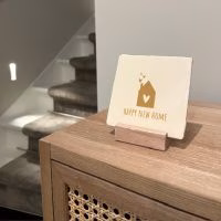 Yett, Tegeltje, Sfeer, Huis, Tegeltje met standaard, Tegeltje met tekst. Cadeautje door de brievenbus.