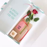 Brievenbuspakketje 'Love you' met een roos - Verrasjelief