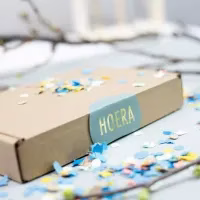 Jarig vrouw brievenbus pakketje hoera mug cake