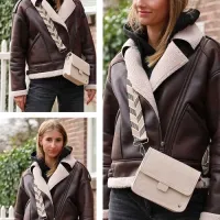 vegan leren tas, beige tas, tas, schoudertasje, crossbody tas, tas met hengsel, beige tasje, tas voor feestje, leren tas, nep leer, hippe tas, tas met gekleurd hengsel, tas met geweven band,