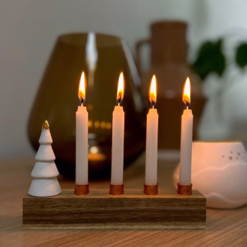 Räder kerstboompje op houten kandelaartje voor vier kaarsjes