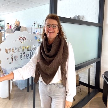 Knitfactory Coco omslagdoek Hazel - Verrasjelief