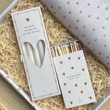 Brievenbus giftset 'Elke dag een kaarsje' met 10 lieve kaarsjes en lucifers van Zusss in wit en blauw