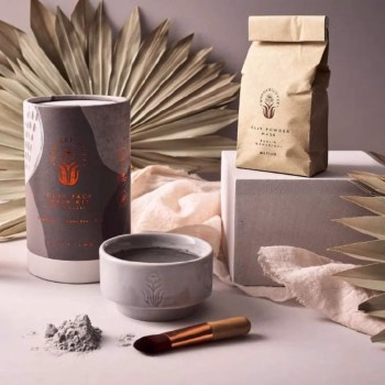 Kalmerend masker met schaaltje en kwastje in geschenkkoker