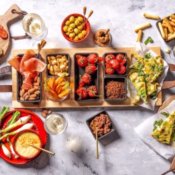 Bowls and dishes Borreltray puur hout met vakjes en schaaltjes