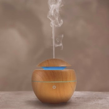Giftset met prachtige houten aroma diffuser om de lucht te zuiveren en heerlijk te slapen