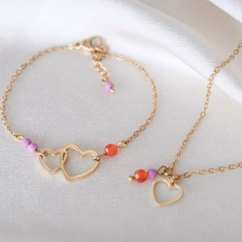 Liefdevol armbandje of kettinkje met hartjes en edelsteentjes