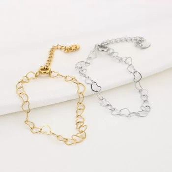 Fijn armbandje met geschakelde hartjes