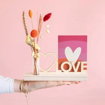Plankje met droogbloemen en LOVE letters - Verrasjelief