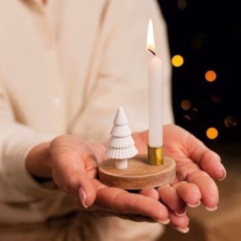 Räder kerstboompje op houten kandelaartje