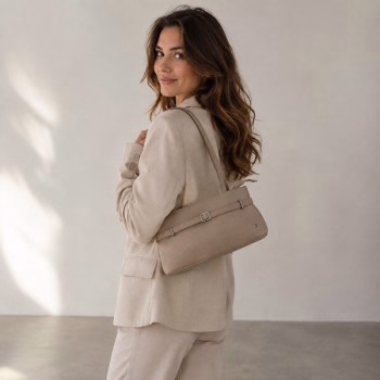 Vlotte schoudertas met leuk detail - Verrasjelief