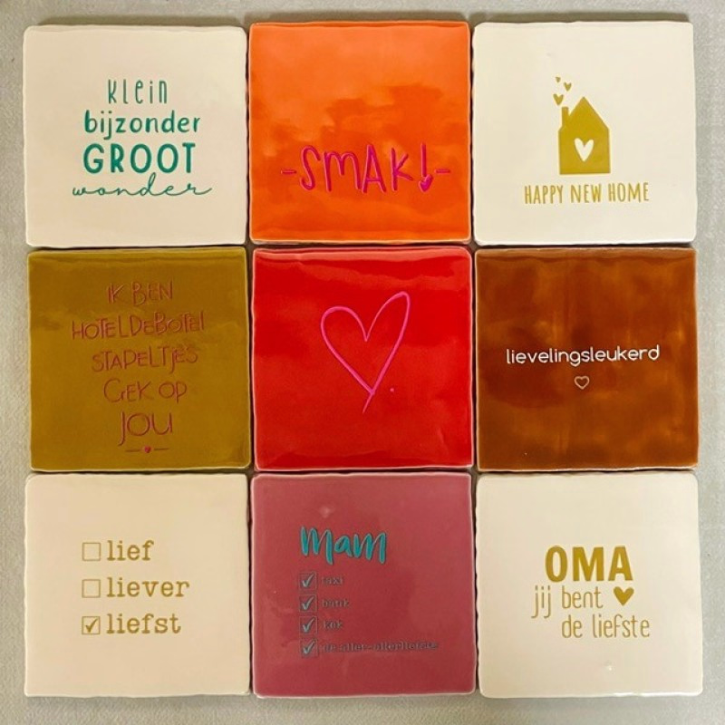 Originele tegeltjes met houten standaardje