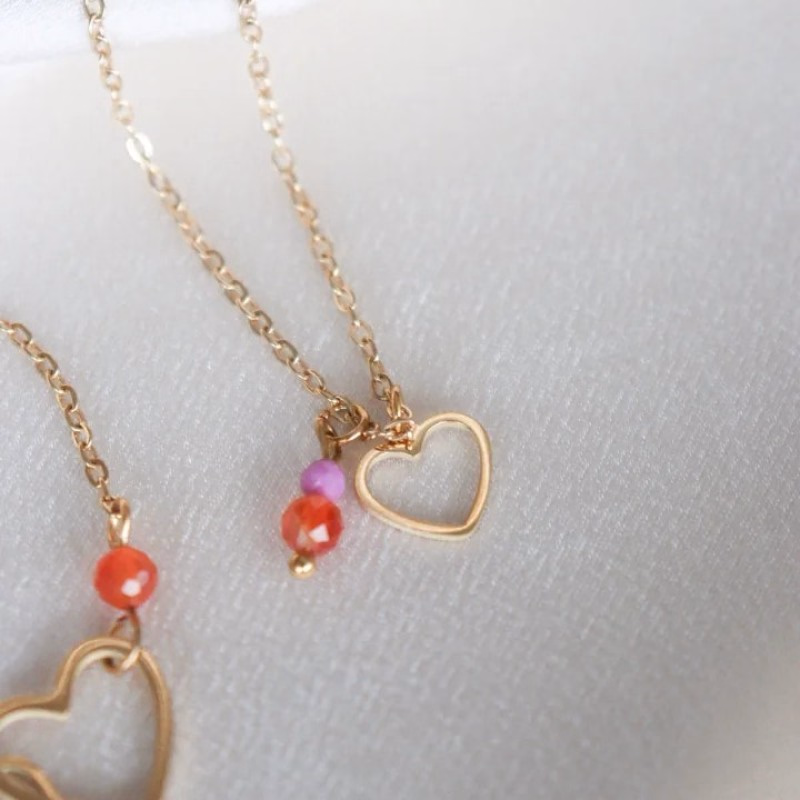 Liefdevol armbandje of kettinkje met hartjes en edelsteentjes