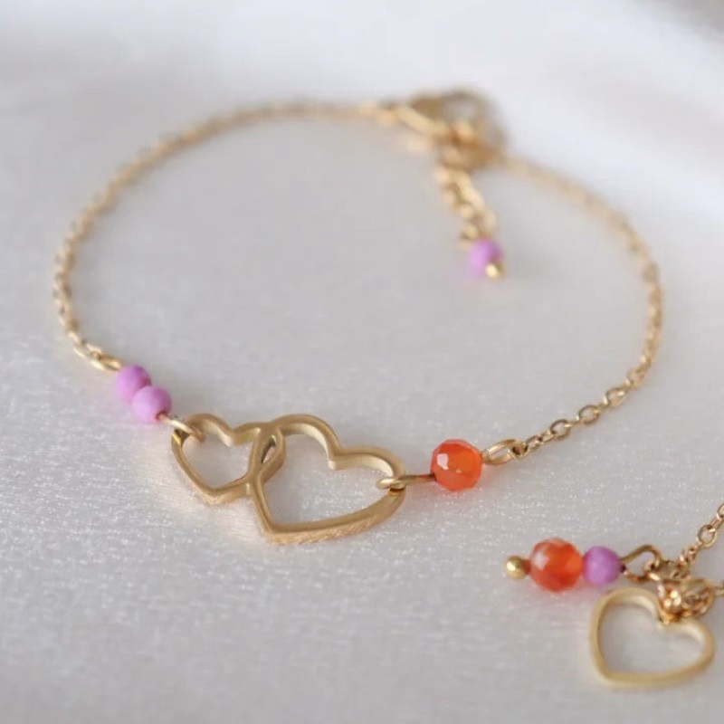Liefdevol armbandje of kettinkje met hartjes en edelsteentjes