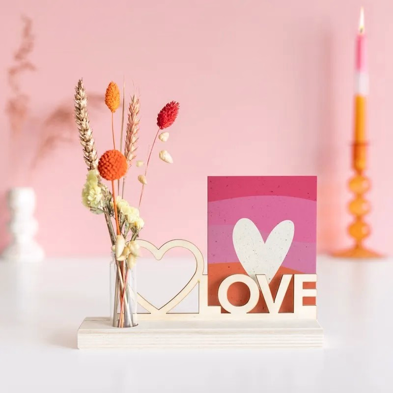 Plankje met droogbloemen en LOVE letters - Verrasjelief