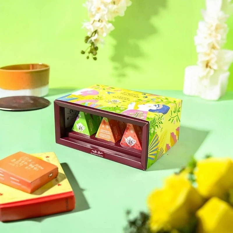 Giftbox met 12 luxe organische pasen momentjes thee pyramides