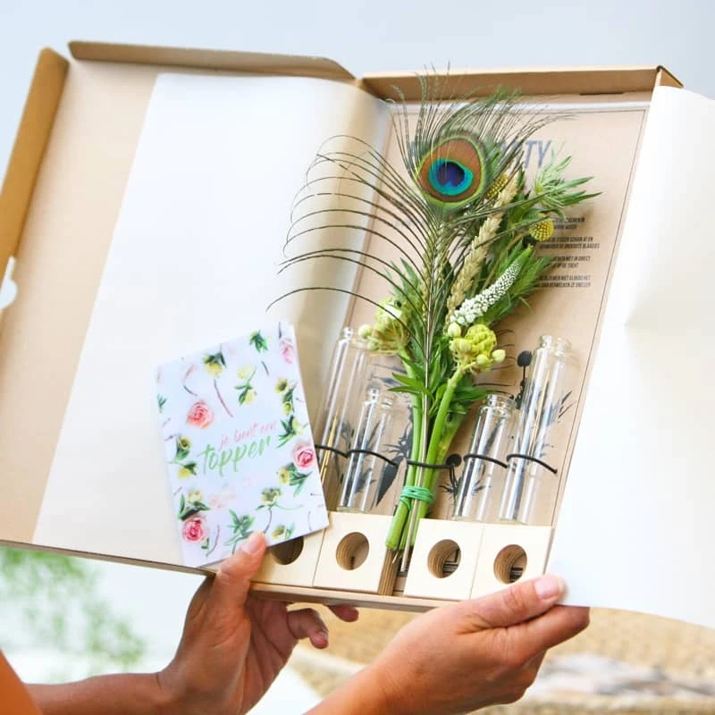Mini vaasjes met échte bloemen en kaartje