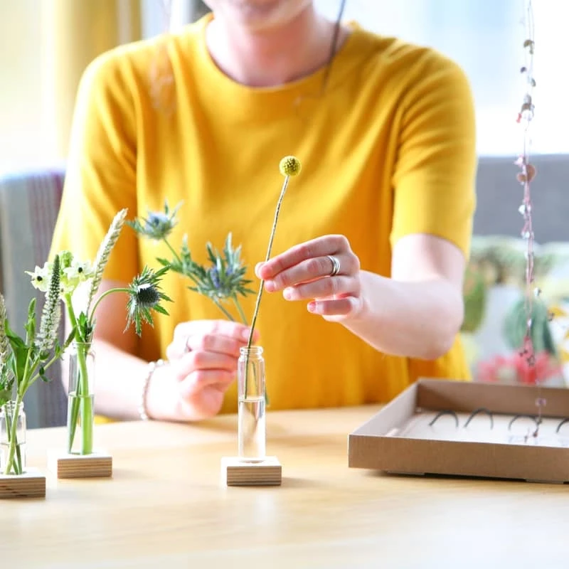Mini vaasjes met échte bloemen en kaartje