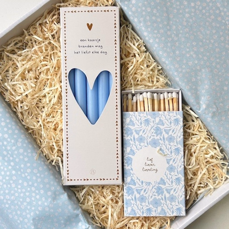 Brievenbus giftset 'Elke dag een kaarsje' met 10 lieve kaarsjes en lucifers van Zusss in wit en blauw