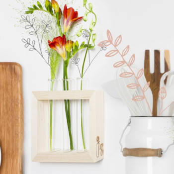 Schattige bloemvaasjes met zaadjes in houten frame