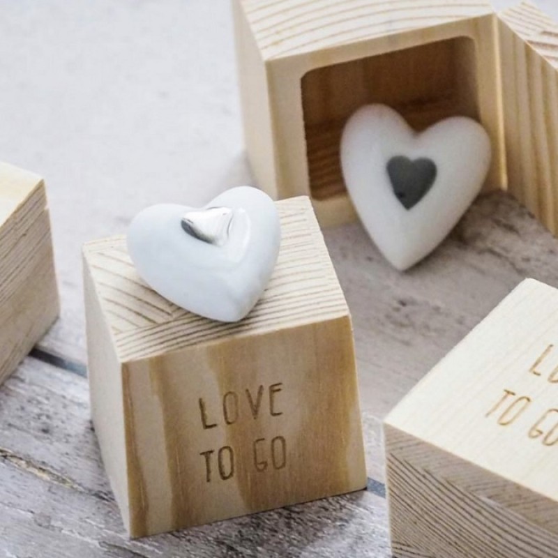 Räder love to go wit porseleinen hartje met zilveren opdruk in houten doosje