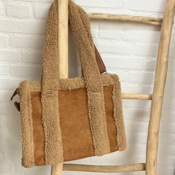 Fluffy suède look schoudertas met extra schouderband