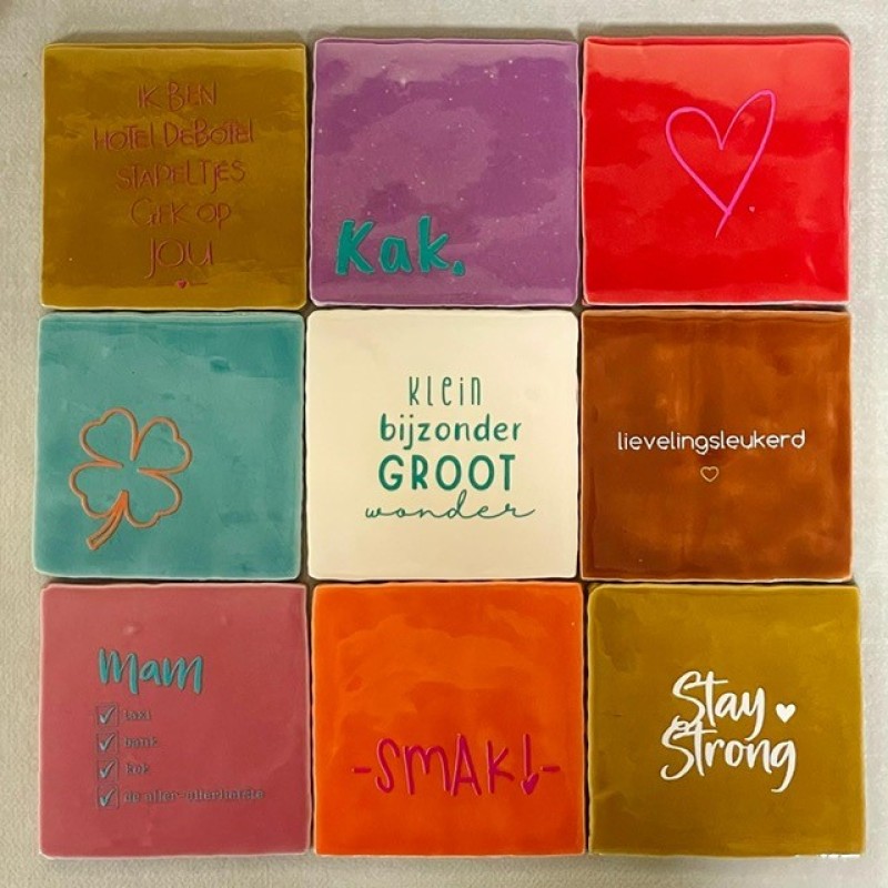 Originele tegeltjes met houten standaardje