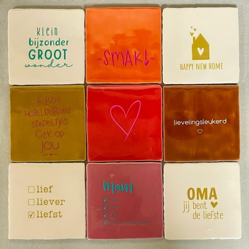 Originele tegeltjes met houten standaardje