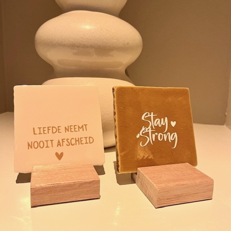 Originele tegeltjes met houten standaardje